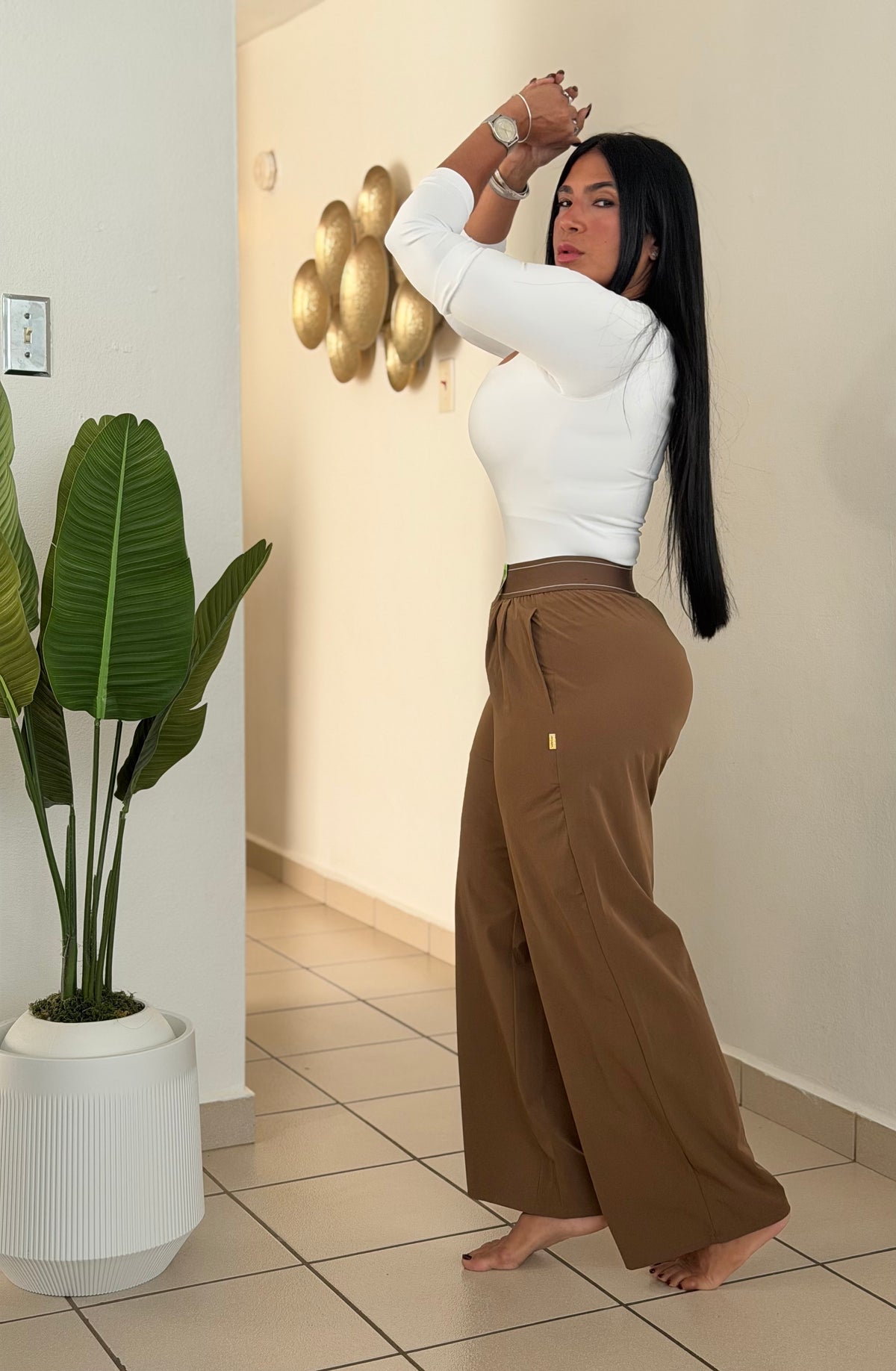 Es Igualito! Vibrant Spandex Total Choco Brown Wide Leg Liviano Pants. Color negro y tiene bolsillos COLOR BROWN CHOCO (SOLD OUT GRACIAS)