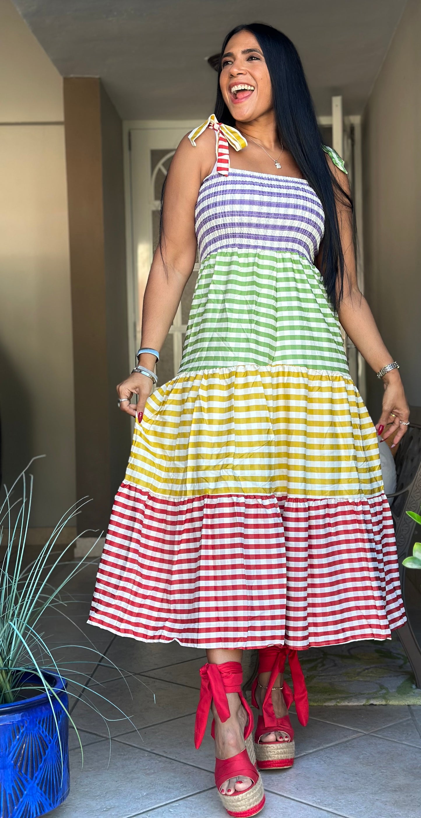 Los Colores Expandible y Bellooo Dress (ajustable en manguillos) ponle un top de manguitas cortas también