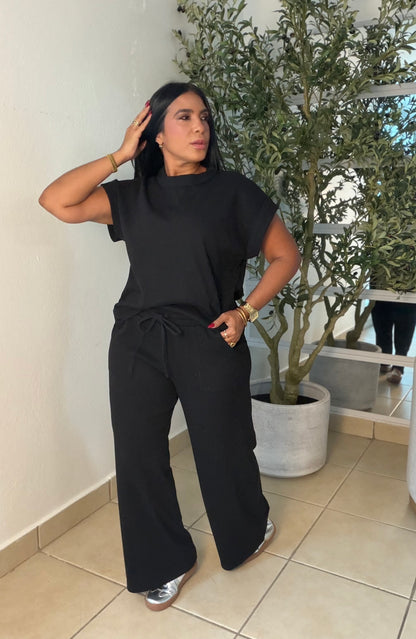 Black Blacky Spandex Set (top and pants) Bien Spandex y ùnico color. 💯 cotton premium y para viajar es muy top tambièn. Loungewear (SOLD OUT GRACIAS)