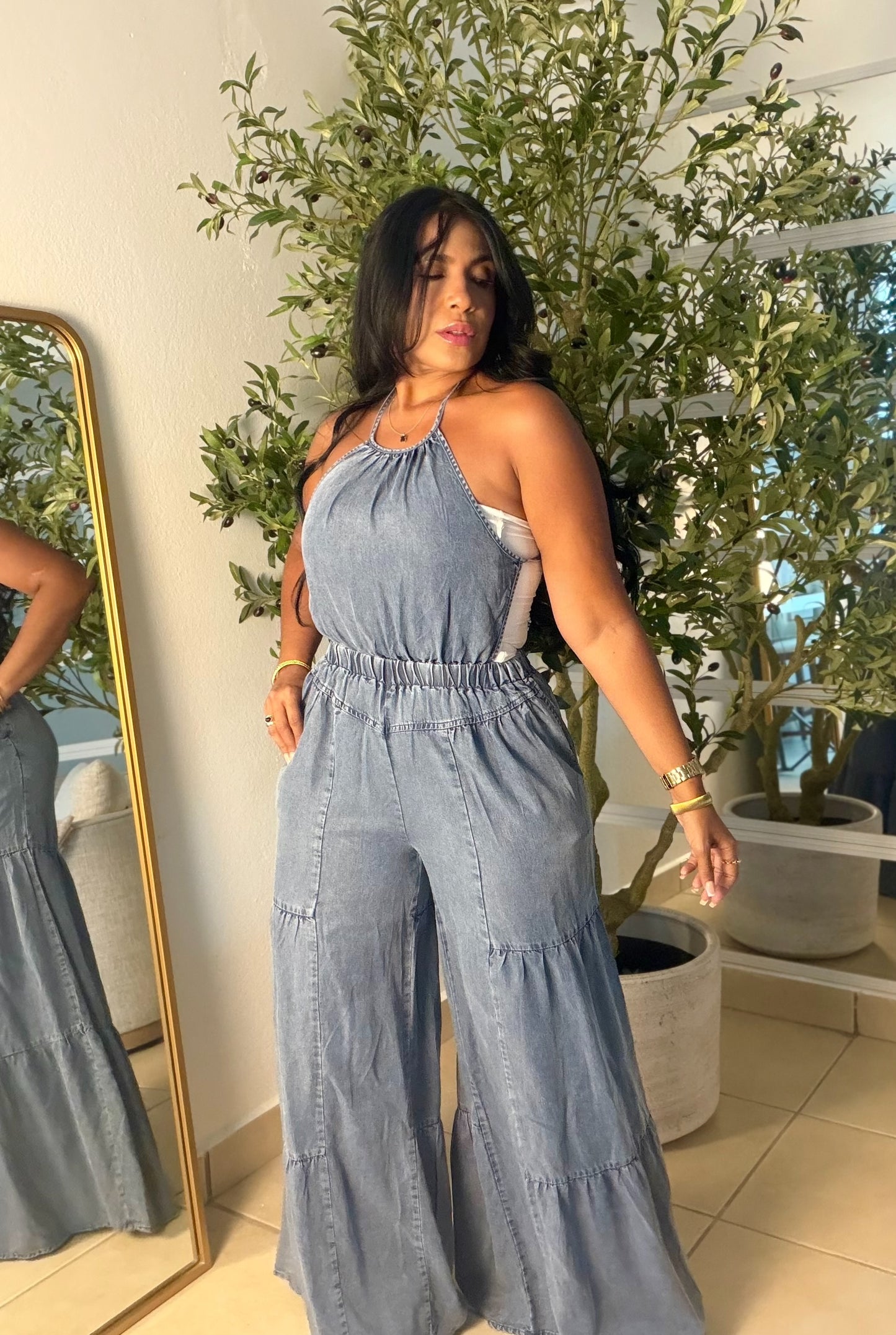 Cut-Out Denim Liviano Jumpsuit expandible y ajustable. No zipper ni botones. Tiene bolsillos