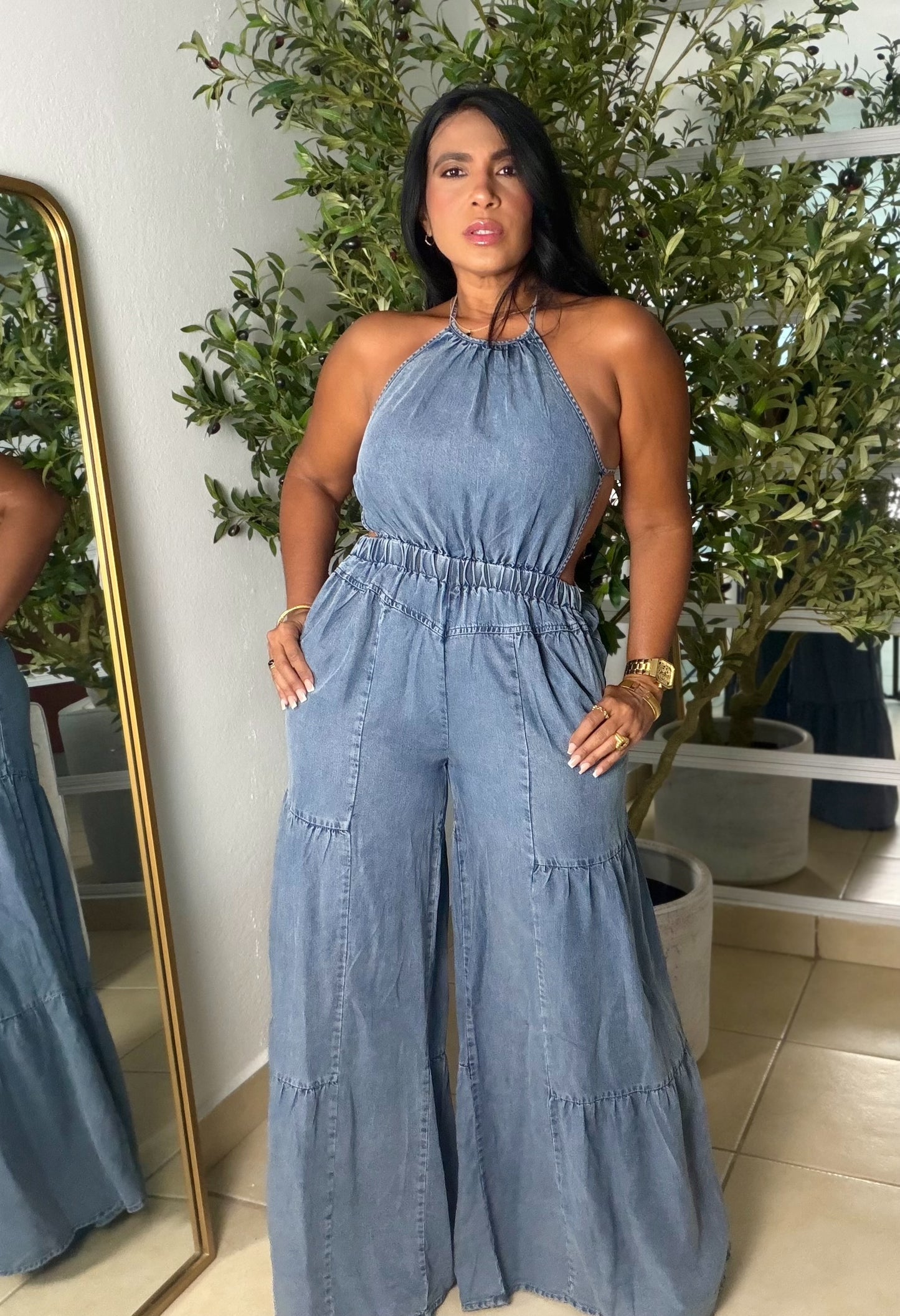 Cut-Out Denim Liviano Jumpsuit expandible y ajustable. No zipper ni botones. Tiene bolsillos