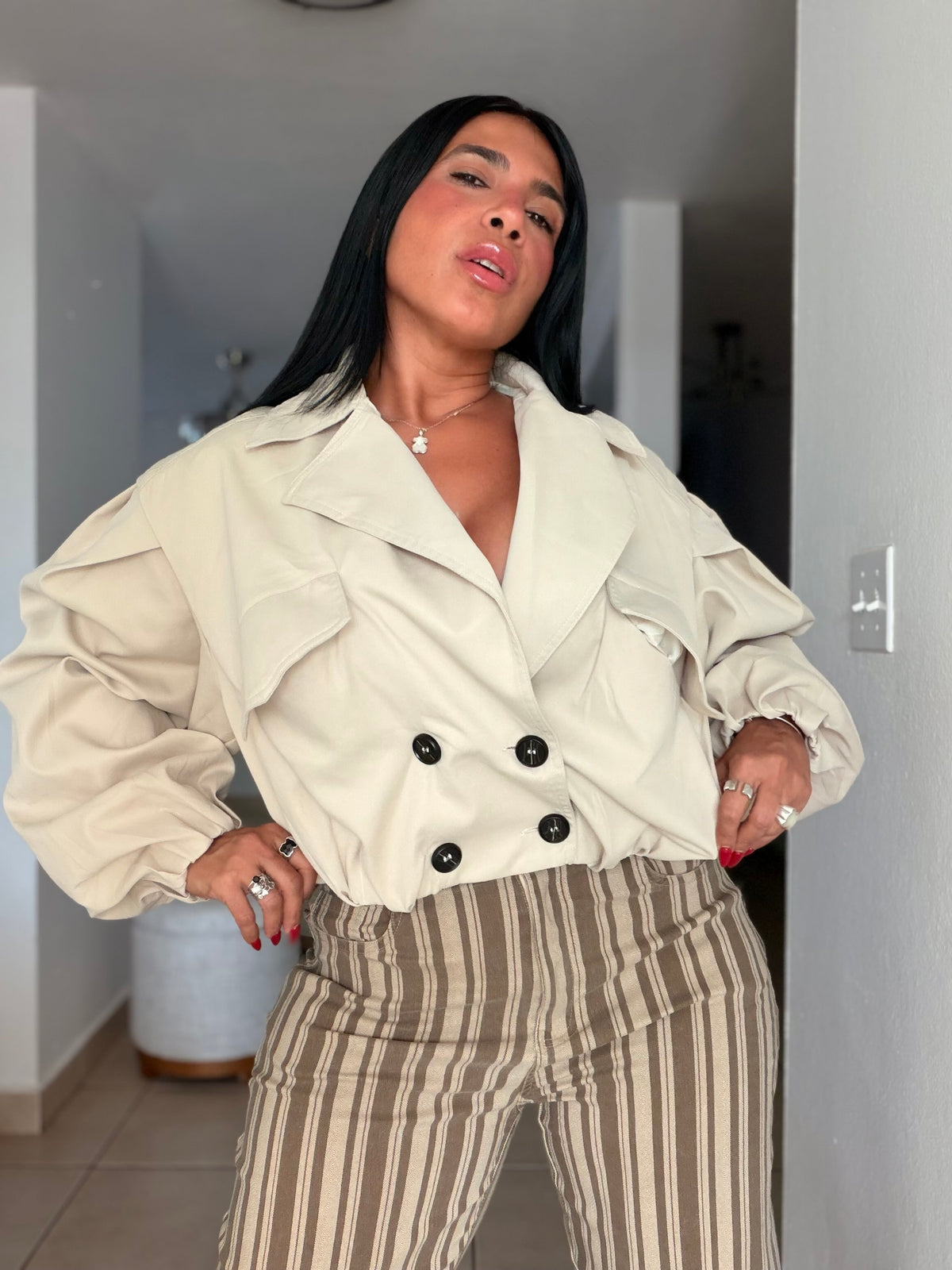 De Lujo Beige Spandex Blazer (jacket) con bolsillos y botones.  Oversized