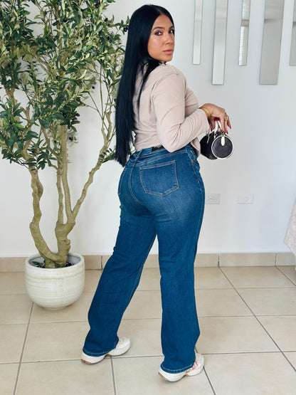 Nuevo Blue Jeans High Rise Mega Spandex! Mega bello! Úsalo con todo y por todo el año. Claro que con botas y plataformas también!