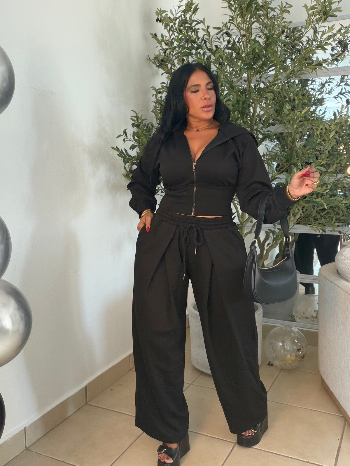 The Luxe Blacky Mega Premium Baggy Pants Set Spandex. Tiene bolsillos. La calidad y comodidad es a otro nivel! Color negro de lujo y de viajes es perfecto (SOLD OUT GRACIAS)