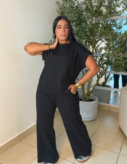 Black Blacky Spandex Set (top and pants) Bien Spandex y ùnico color. 💯 cotton premium y para viajar es muy top tambièn. Loungewear (SOLD OUT GRACIAS)