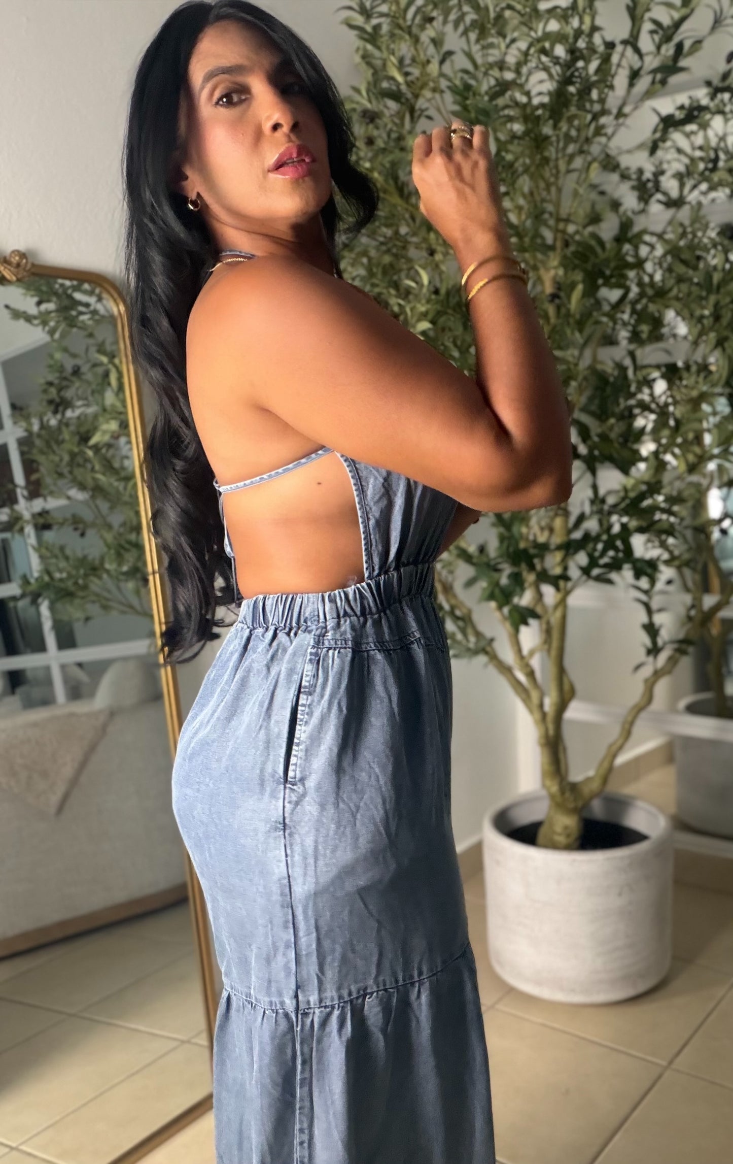 Cut-Out Denim Liviano Jumpsuit expandible y ajustable. No zipper ni botones. Tiene bolsillos