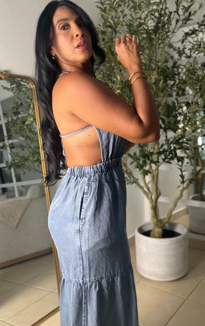 Cut-Out Denim Liviano Jumpsuit expandible y ajustable. No zipper ni botones. Tiene bolsillos