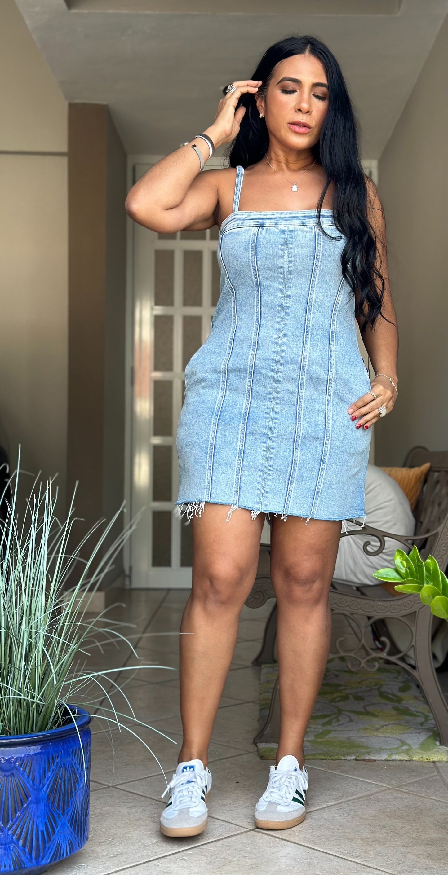 Nati Bien Expandible Denim Dress ( ajustable a n manguillos y puedes removerlos y usarlo estilo tubo.  Tiene bolsillos)