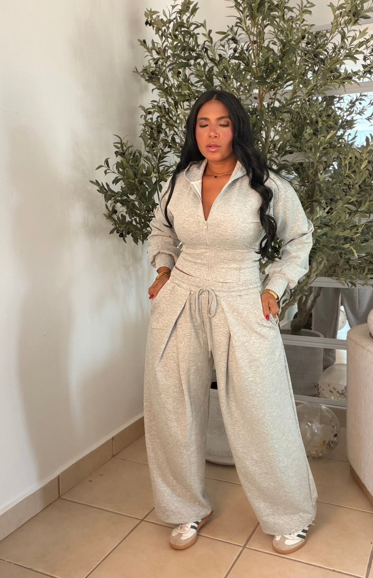 The Luxe Gray (gris claro) Mega Premium Baggy Pants Set Spandex. Tiene bolsillos. La calidad y comodidad es a otro nivel! Color gris claro de lujo y de viajes es perfecto