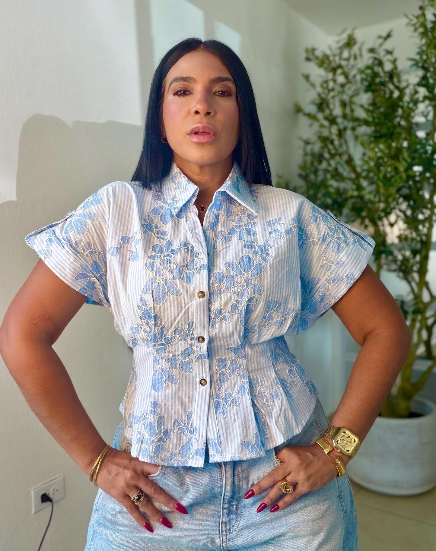 Blue and White Spandex Lace Detail Blouse (es un lujo de bella) único color (SOLD OUT GRACIAS)