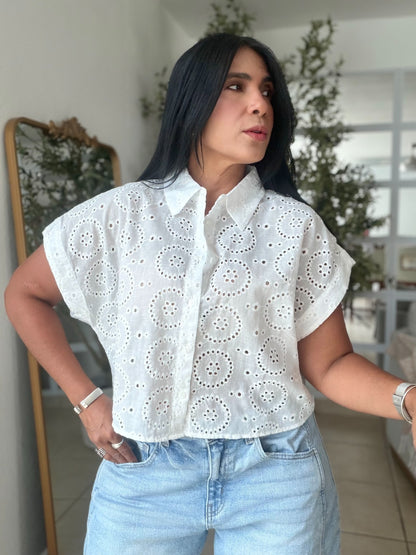 Luxe White Eyelet Premium Top (color blanco)