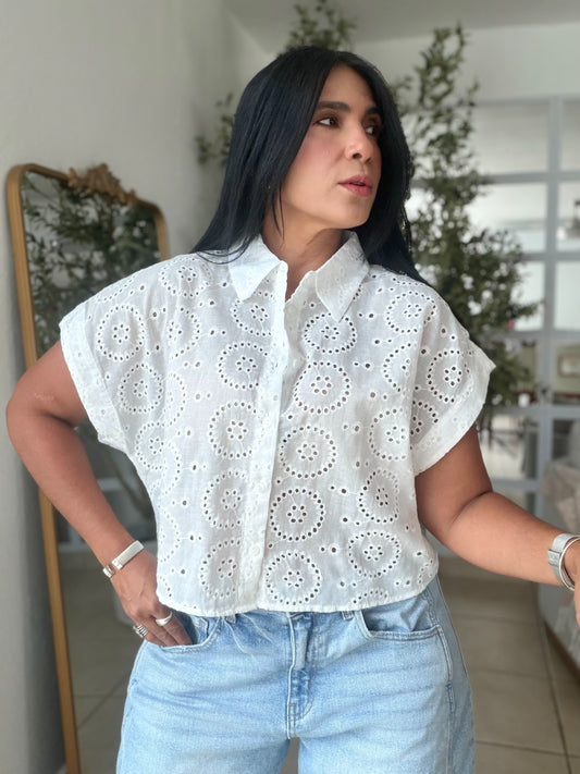 Luxe White Eyelet Premium Top (color blanco)