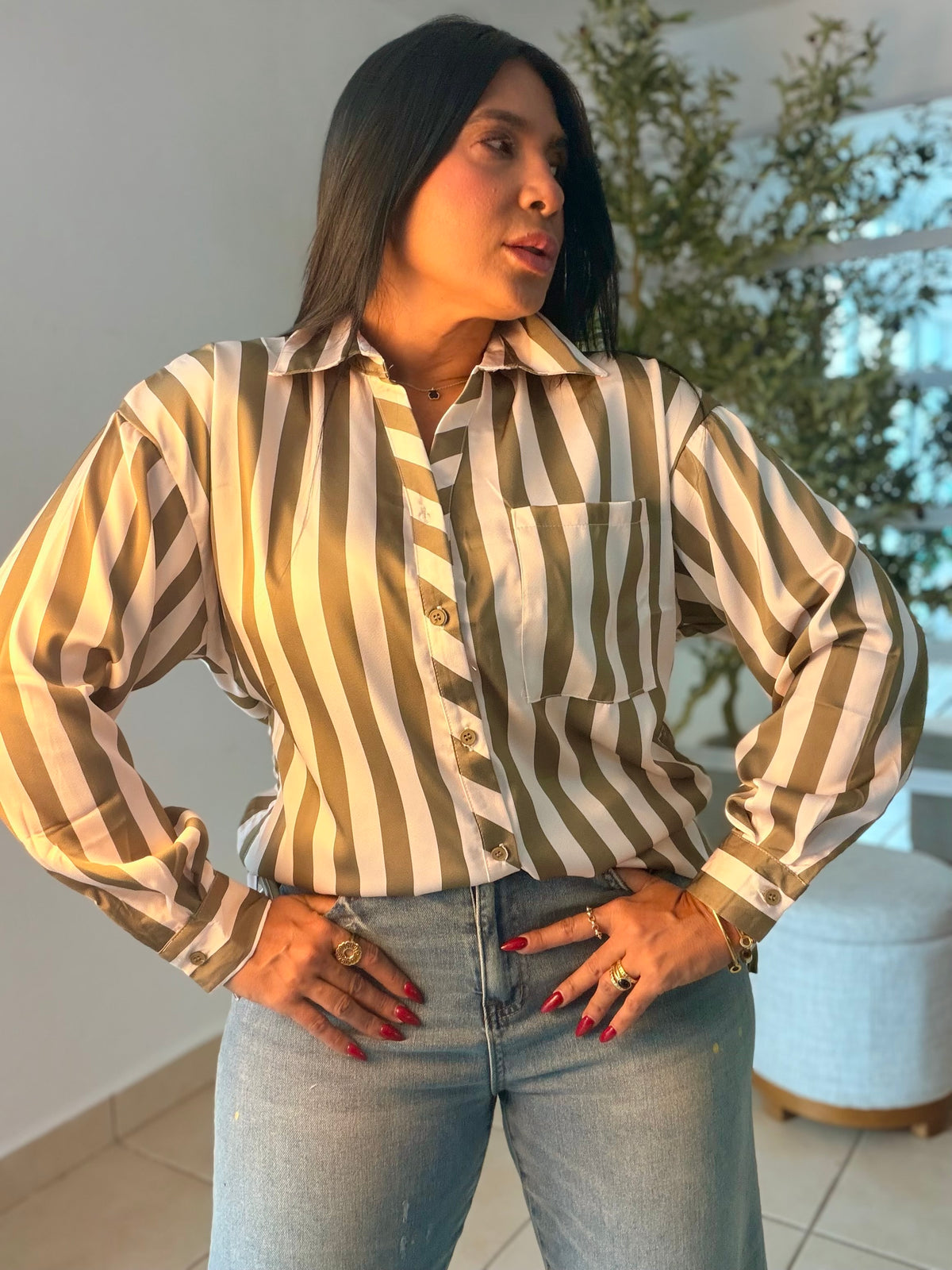 Lujo Sin esfuerzo Blusa Verde Olivo y Crema Beige. Suelta y ajustable a tu gusto. Diseño a rayas (SOLD)
