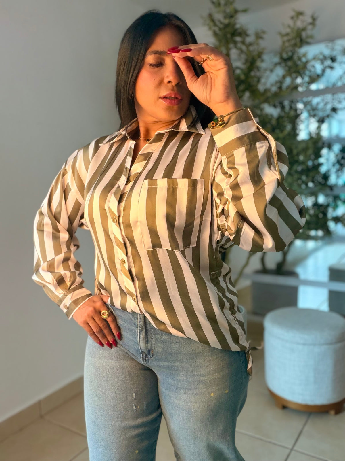 Lujo Sin esfuerzo Blusa Verde Olivo y Crema Beige. Suelta y ajustable a tu gusto. Diseño a rayas (SOLD)