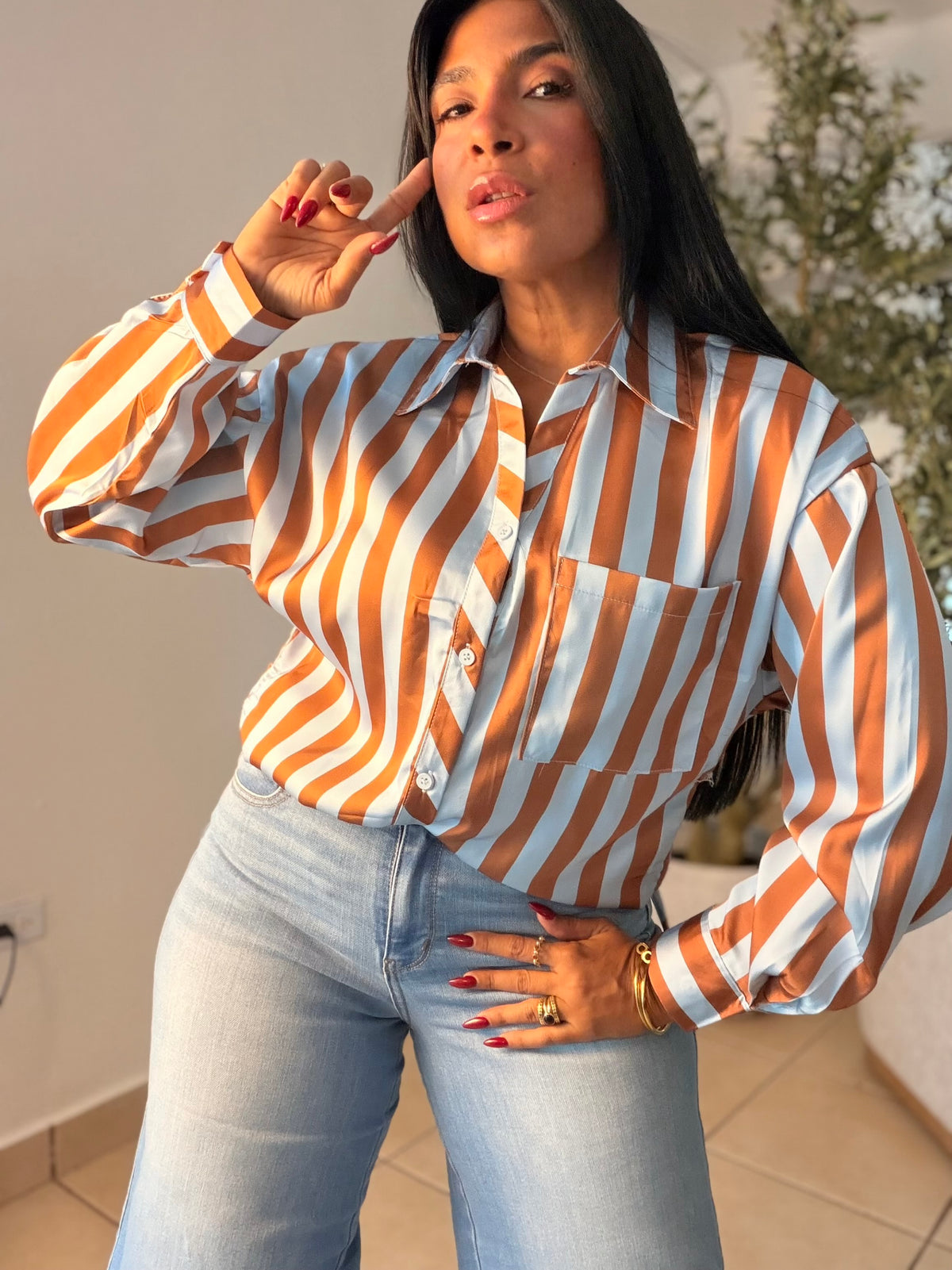 Lujo Sin esfuerzo Blusa Celeste Blue  y Choco Brow. Suelta y ajustable a tu gusto. Diseño a rayas