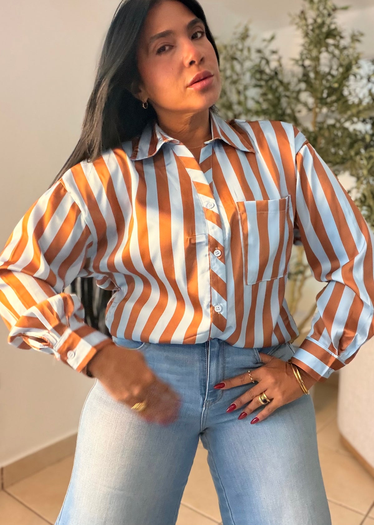 Lujo Sin esfuerzo Blusa Celeste Blue  y Choco Brow. Suelta y ajustable a tu gusto. Diseño a rayas
