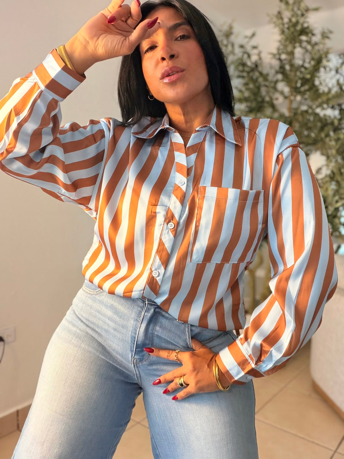 Lujo Sin esfuerzo Blusa Celeste Blue  y Choco Brow. Suelta y ajustable a tu gusto. Diseño a rayas