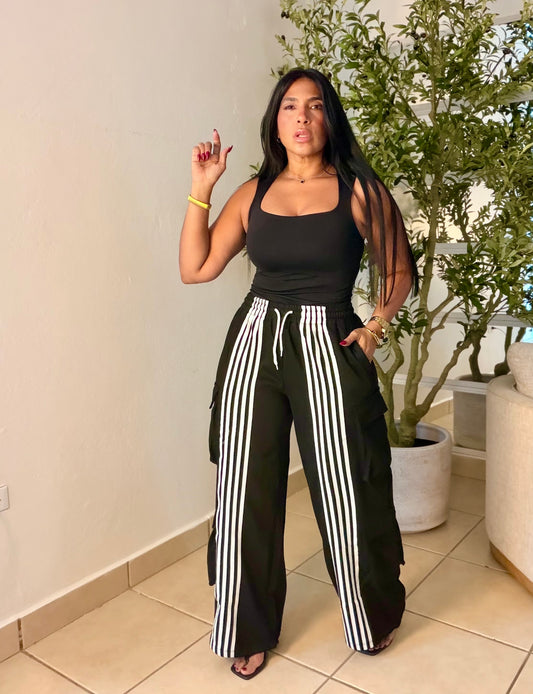 Trendy Blacky Black 💯%Cotton del Premium Spandex Oversized Wide Leg Pants (bolsillos y ajustable) Color negro con lìneas frontales blancas (SOLD OUT GRACIAS)