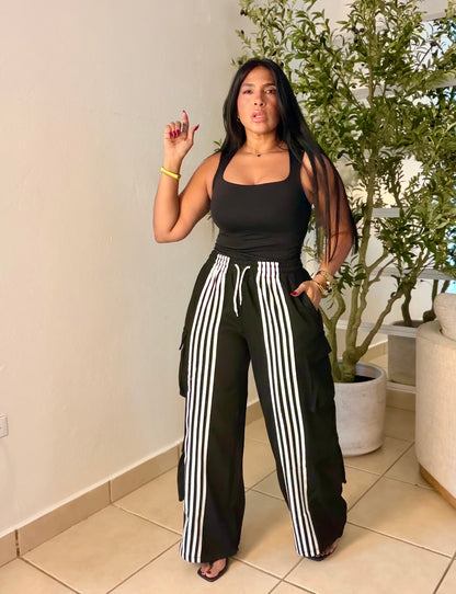 Trendy Blacky Black 💯%Cotton del Premium Spandex Oversized Wide Leg Pants (bolsillos y ajustable) Color negro con lìneas frontales blancas (SOLD OUT GRACIAS)