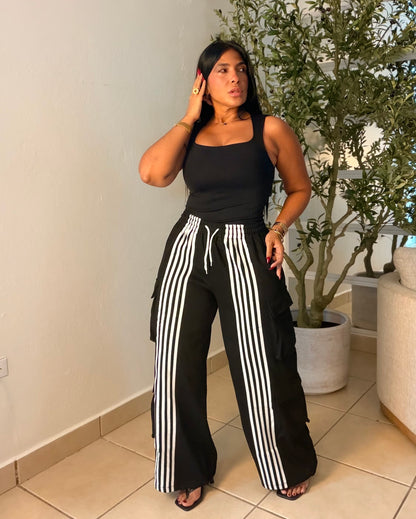 Trendy Blacky Black 💯%Cotton del Premium Spandex Oversized Wide Leg Pants (bolsillos y ajustable) Color negro con lìneas frontales blancas (SOLD OUT GRACIAS)