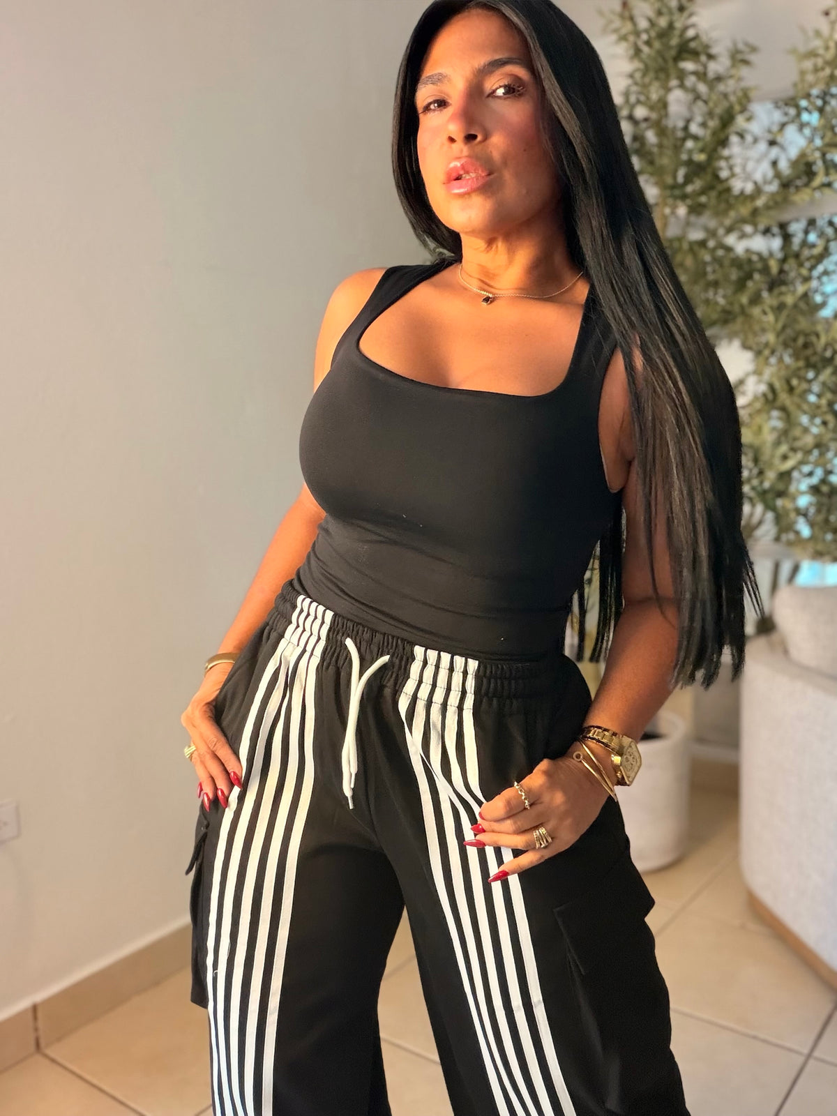 Trendy Blacky Black 💯%Cotton del Premium Spandex Oversized Wide Leg Pants (bolsillos y ajustable) Color negro con lìneas frontales blancas (SOLD OUT GRACIAS)