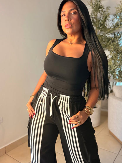 Trendy Blacky Black 💯%Cotton del Premium Spandex Oversized Wide Leg Pants (bolsillos y ajustable) Color negro con lìneas frontales blancas (SOLD OUT GRACIAS)