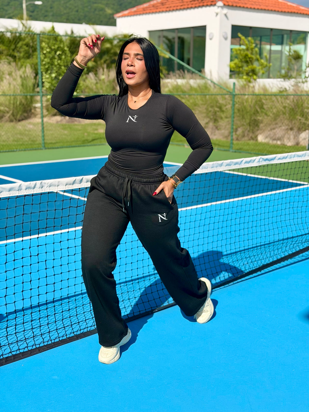 Blacky Luxe Nűra Top and Wise Leg Pants Set Spandex. Calidad Premium y tiene bolsillos